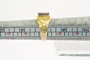 187 - Mooie 18 Krt gouden dames / kinder ring met rode edelsteen - kleine maat! kopen? Bied vanaf 110!