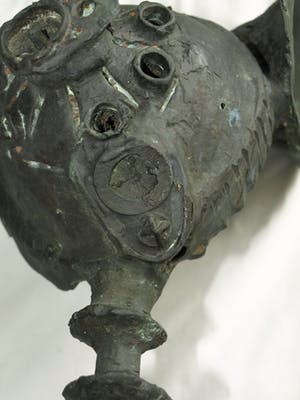 Niet of onleesbaar gesigneerd - Bronzen beeld op betonnen voet , "Autoclaxon" kopen? Bied vanaf 1!