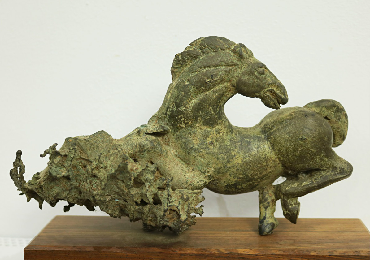 Margot Hudig-Heldring - Paard in de branding, bronzen beeld verkocht voor € 850!
