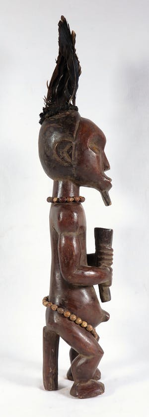 Fang - Voorouderbeeld met een drinkhoorn, kralen en verentooi kopen? Bied vanaf 1!