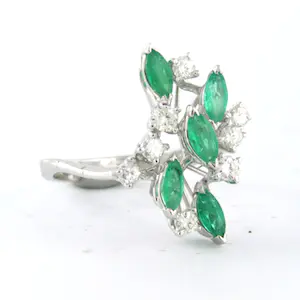 18k witgouden ring bezet met smaragd en briljant geslepen diamant tot. 0,36ct kopen? Bied vanaf 425!