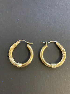 Acheter18 karaats gouden bewerkte creolen? Enchérissez de 275!