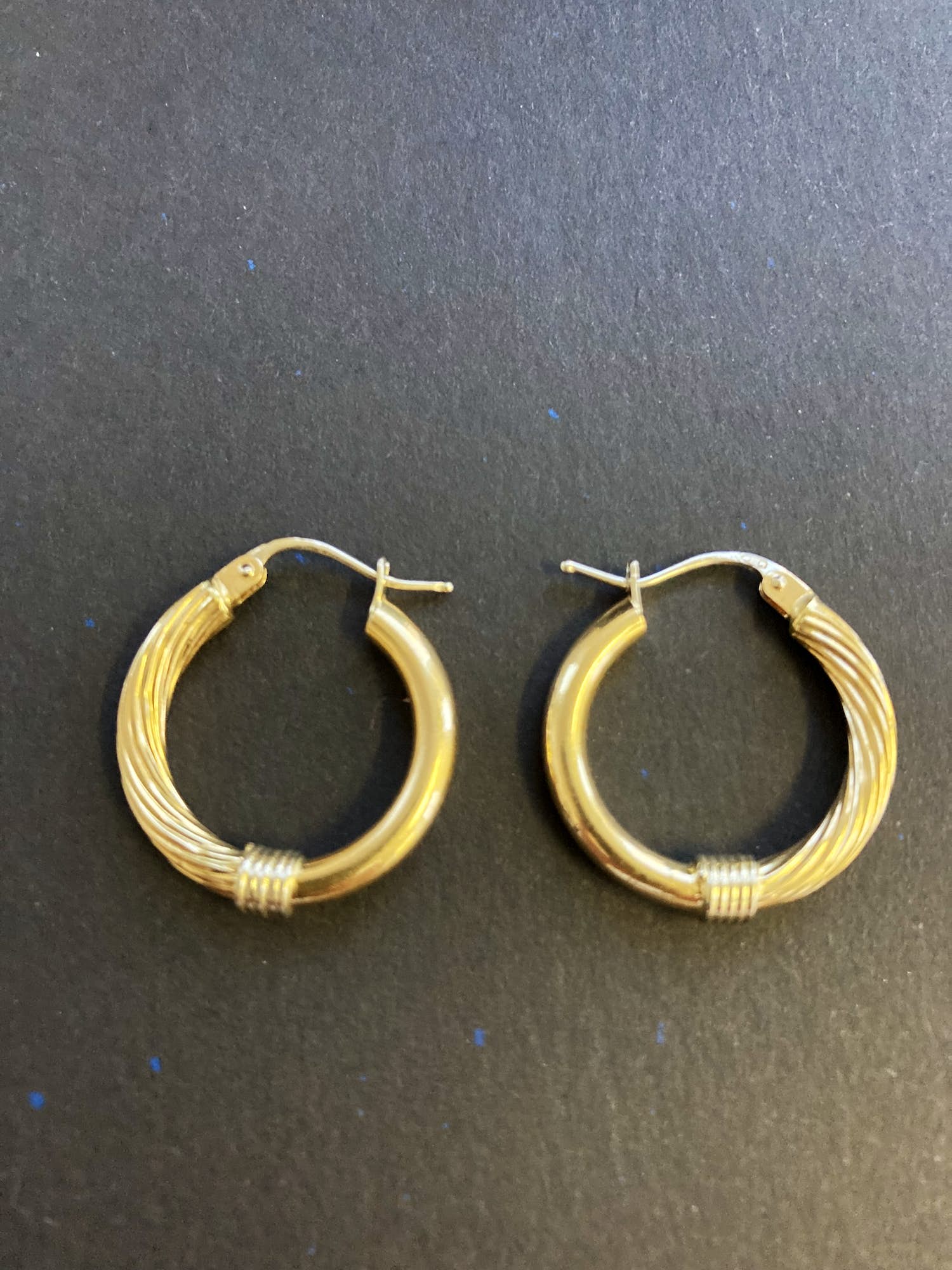 18 karaats gouden bewerkte creolen kopen? Bied vanaf 275!