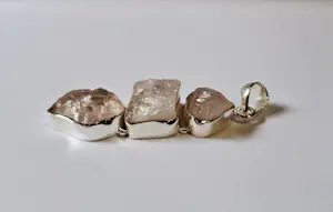 Unieke grote hanger van zilver 925 gezet met drie ruwe rozenkwarts stenen kopen? Bied vanaf 50!
