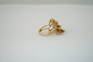 1217 - Elegante 14 karaats geel-gouden dames "Vlinder" ring bezet met granaat kopen? Bied vanaf 160!