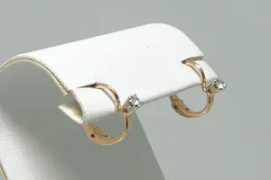 79 - 1 paar charmante 14krt rosé-gouden oorclips met 0.15ct diamant kopen? Bied vanaf 80!