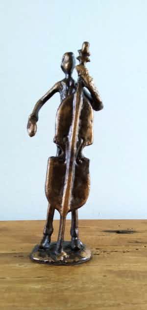 Brons (Onbekend) - beeldje van muzikant, abstract verkocht voor € 25!