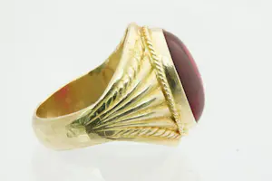 32- Grote Surinaamse mooi bewerkte 18 krt geel gouden kleursteen (rood) ring kopen? Bied vanaf 500!