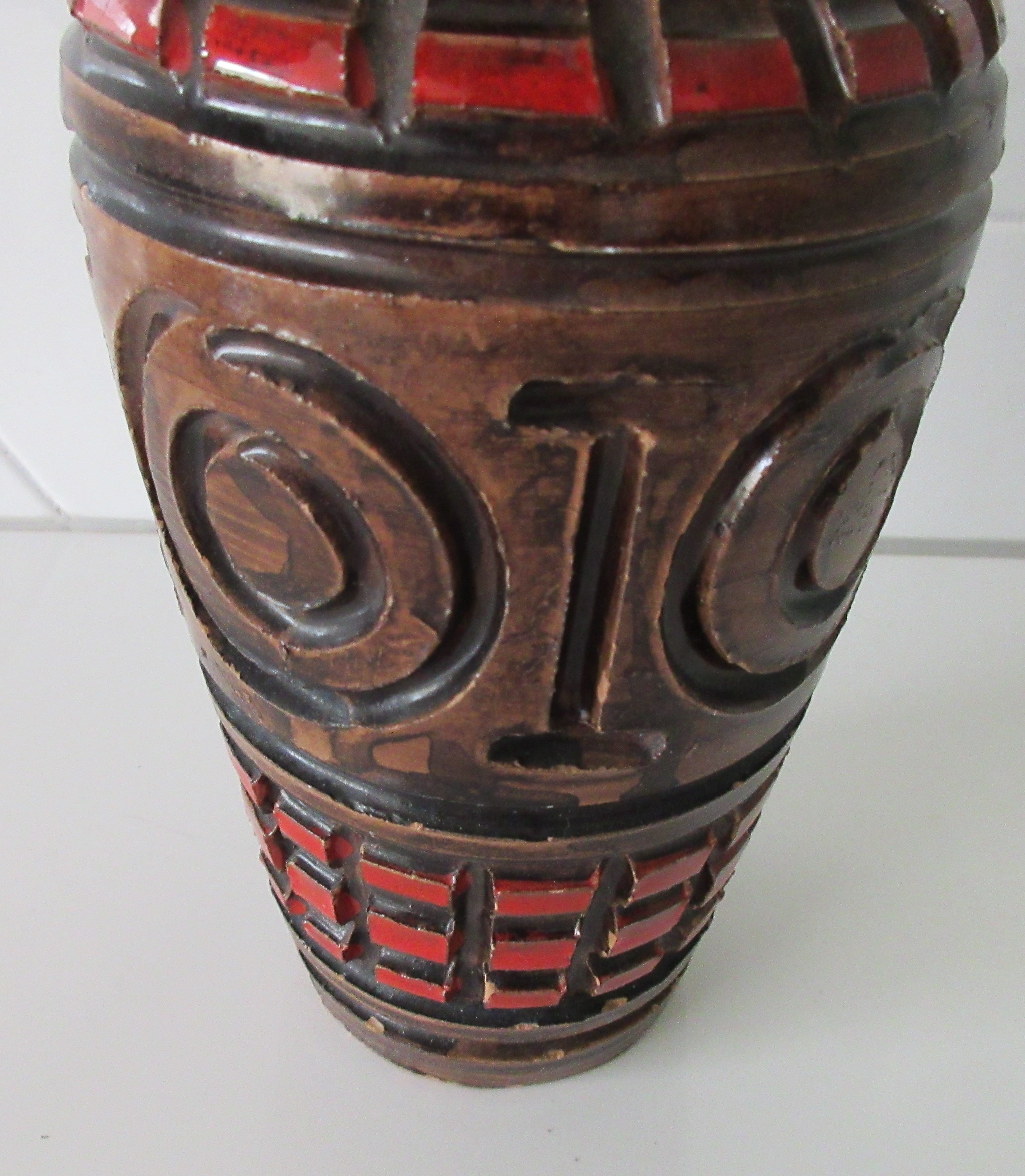 Niet of onleesbaar gesigneerd - Rood bruine Italiaanse vintage aardewerken Sgraffito vaas kopen? Bied vanaf 1!