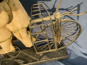 Dick Versluis - 2 figuren op fiets kopen? Bied vanaf 75!