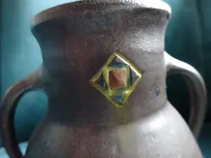 Klaas Mobach sr. - Unieke Collectie Medaillon aardewerk: 1x jardinaire - 3x oorkannen kopen? Bied vanaf 175!