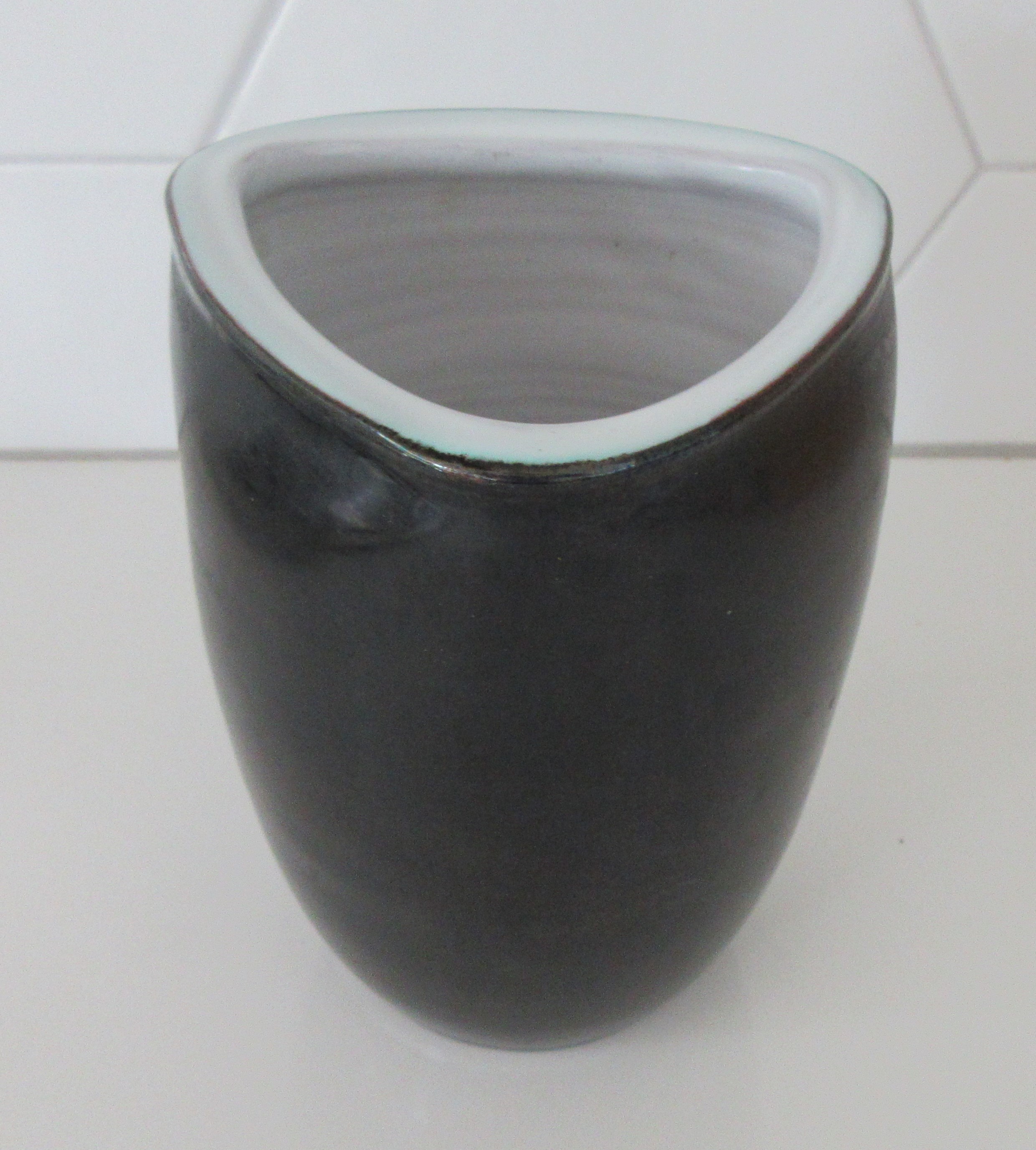 Niet of onleesbaar gesigneerd - Kunstaardewerkfabriek Nagtegaal Utrecht - Antraciet driehoekig vaasje kopen? Bied vanaf 1!