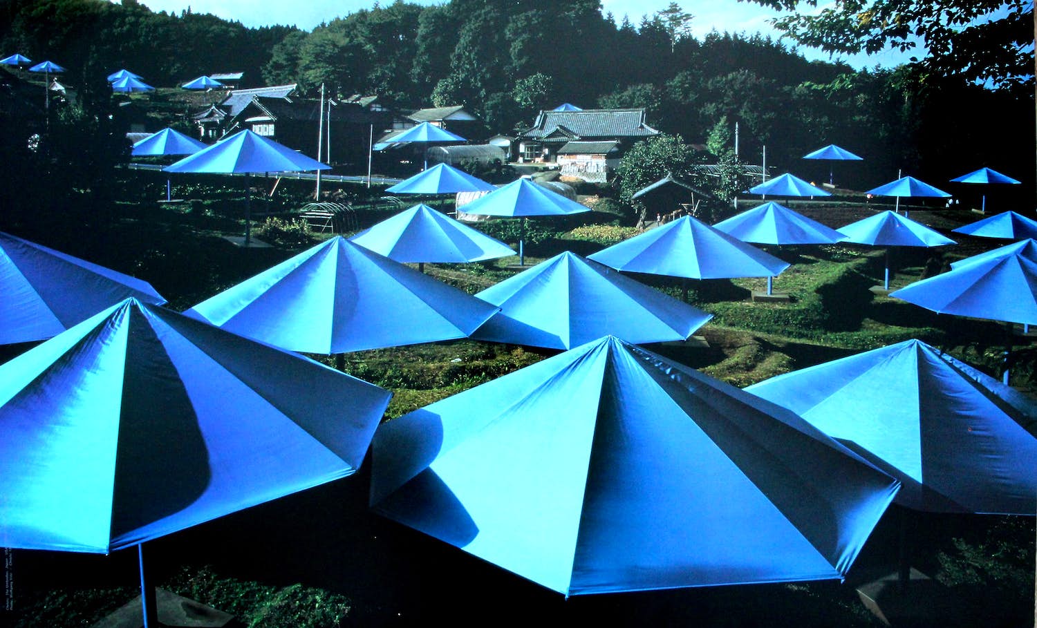 Christo - Ongesigneerde foto litho: The Umbrellas, Japan - 1976 kopen? Bied vanaf 25!