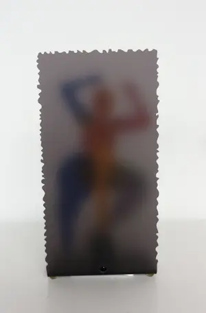 Ad van Hassel - Beeld van plexiglas in houten kistje, Buurvrouw (Cobart Pop Art) kopen? Bied vanaf 100!