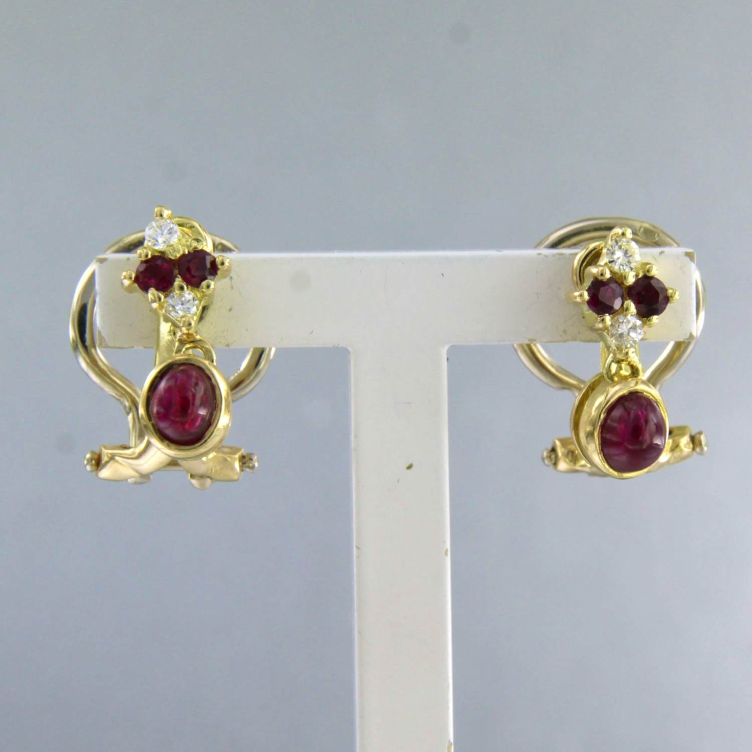 18k geel gouden oorhangers met robijn en briljant geslepen diamant tot.0.08ct kopen? Bied vanaf 510!