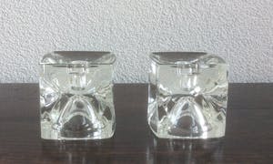Niet of onleesbaar gesigneerd - TWEE KRISTALLEN KAARSENHOUDERS kopen? Bied vanaf 1!