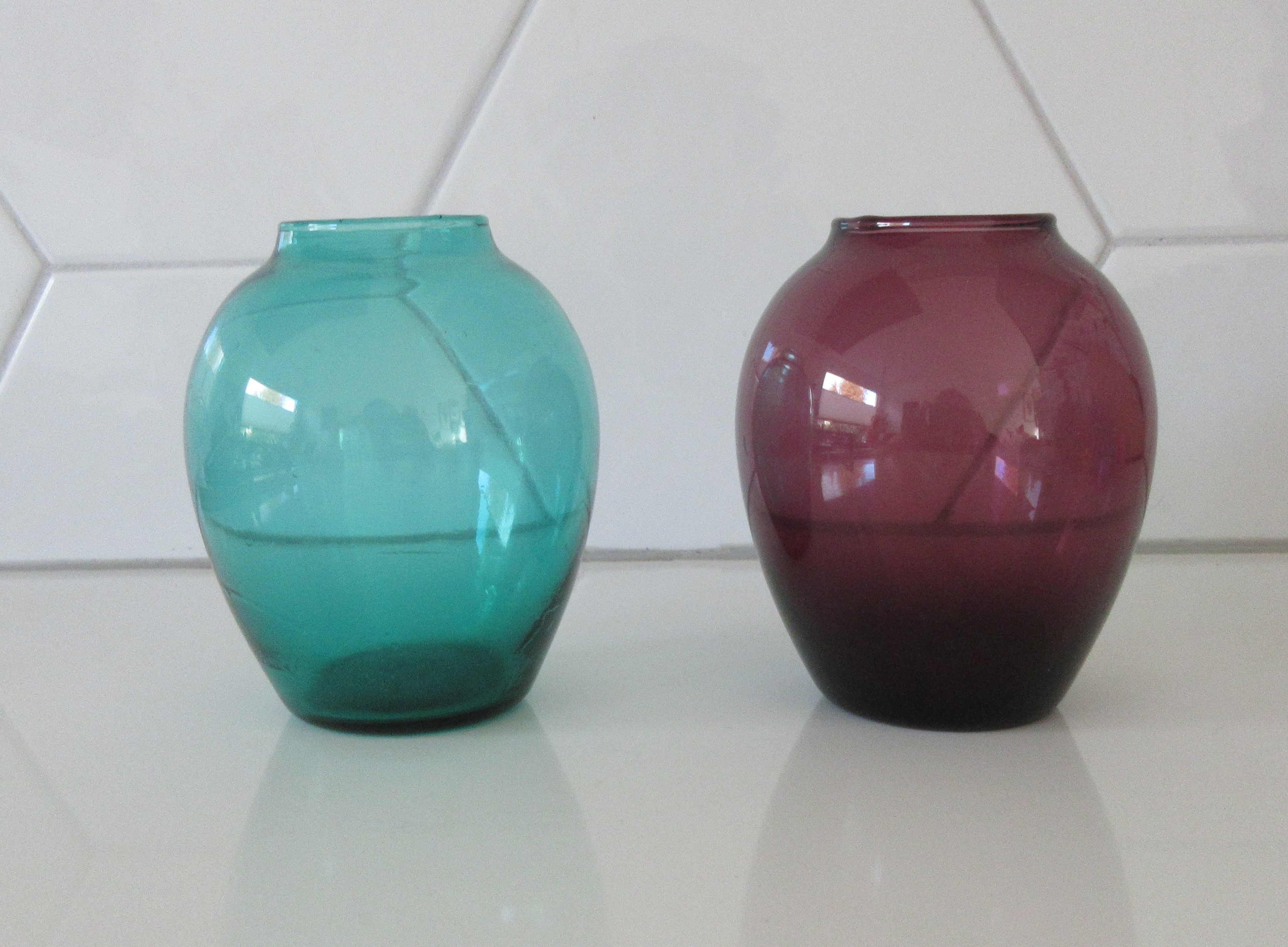 Niet of onleesbaar gesigneerd - Mooi zeegroen en amethyst kleurige glazen vaasjes verkocht voor € 1!