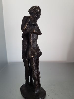 Astrid Veldhuyzen-Koppen - Beeld " Beschutting" kopen? Bied vanaf 40!