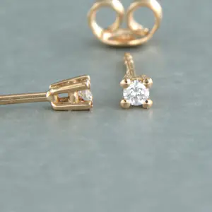 18k roodgouden solitair oorknoppen met briljant geslepen diamant 0.20ct kopen? Bied vanaf 290!