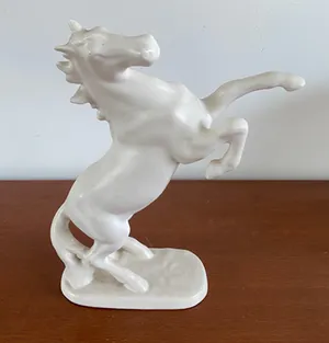 Plateelbakkerij Flora - Mat wit platelen beeld van een steigerend paard kopen? Bied vanaf 1!