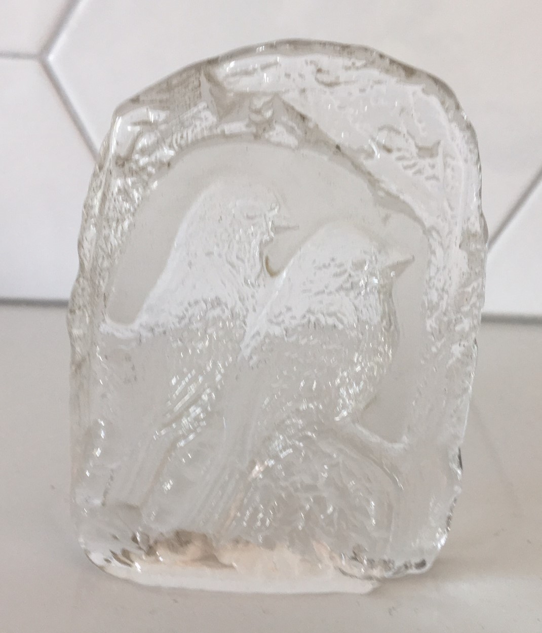 Niet of onleesbaar gesigneerd - Blok glazen presse papier "twee vogels op een tak" kopen? Bied vanaf 1!