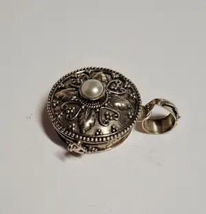 Buy Traditioneel handgemaakt en fijn bewerkt zilveren medaillon of gebedsdoosje? Bid from 65!