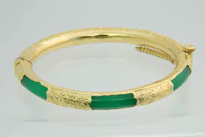 57 - Surinaamse 20Krt geel gouden armband met groene kunststof kern kopen? Bied vanaf 390!
