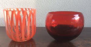 Niet of onleesbaar gesigneerd - TWEE APARTE GLAZEN DESIGN POTTEN kopen? Bied vanaf 1!