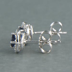 14k gouden oorknoppen bezet met saffier tot. 0,56ct en briljant geslepen diamant kopen? Bied vanaf 250!