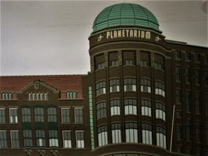 Sees Vlag - Fraaie Zeefdruk ’s Gravenhage Planetarium Haagse Courant gebouw - gesigneerd kopen? Bied vanaf 10!