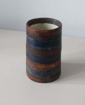 Wim Fiege - Roestbruin en blauw gestreept aardewerk vaasje kopen? Bied vanaf 18!
