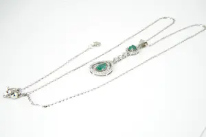 56 - Fijn 14Krt witgouden collier & (0.50ct) diamanten hanger met 2 smaragden kopen? Bied vanaf 360!