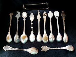 Zilver - D.E. Douwe Egberts verzilverd lepel, Zilveren pincet en nog 10 lepeltjes kopen? Bied vanaf 1!