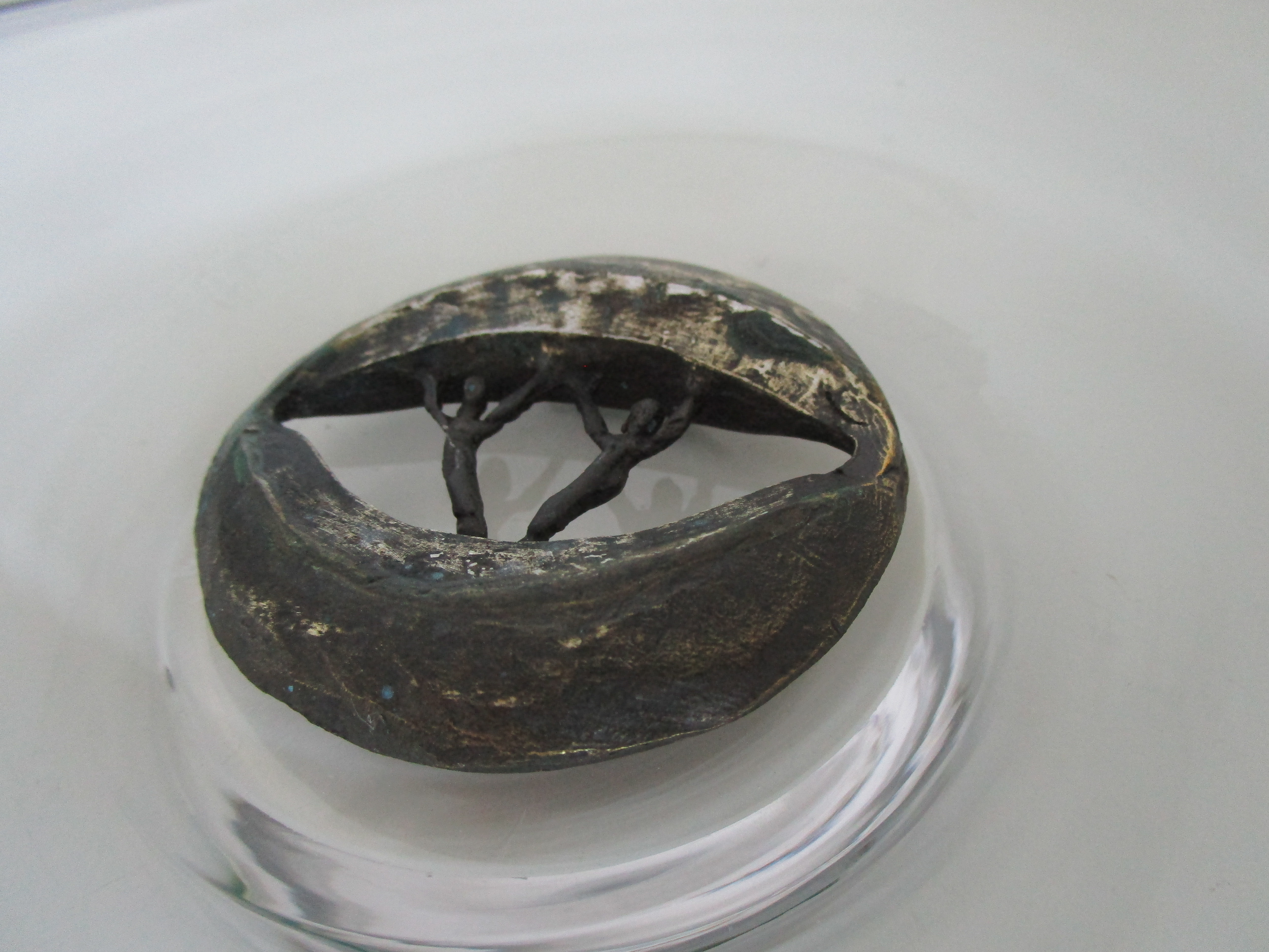 Corry Ammerlaan - grote glazen schaal met bronzen plaquette kopen? Bied vanaf 15!