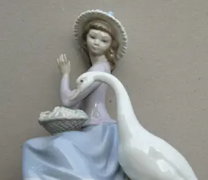 Lladro - Junges Mädchen mit Früchtekorb und einer neugierigen Ente kopen? Bied vanaf 109!