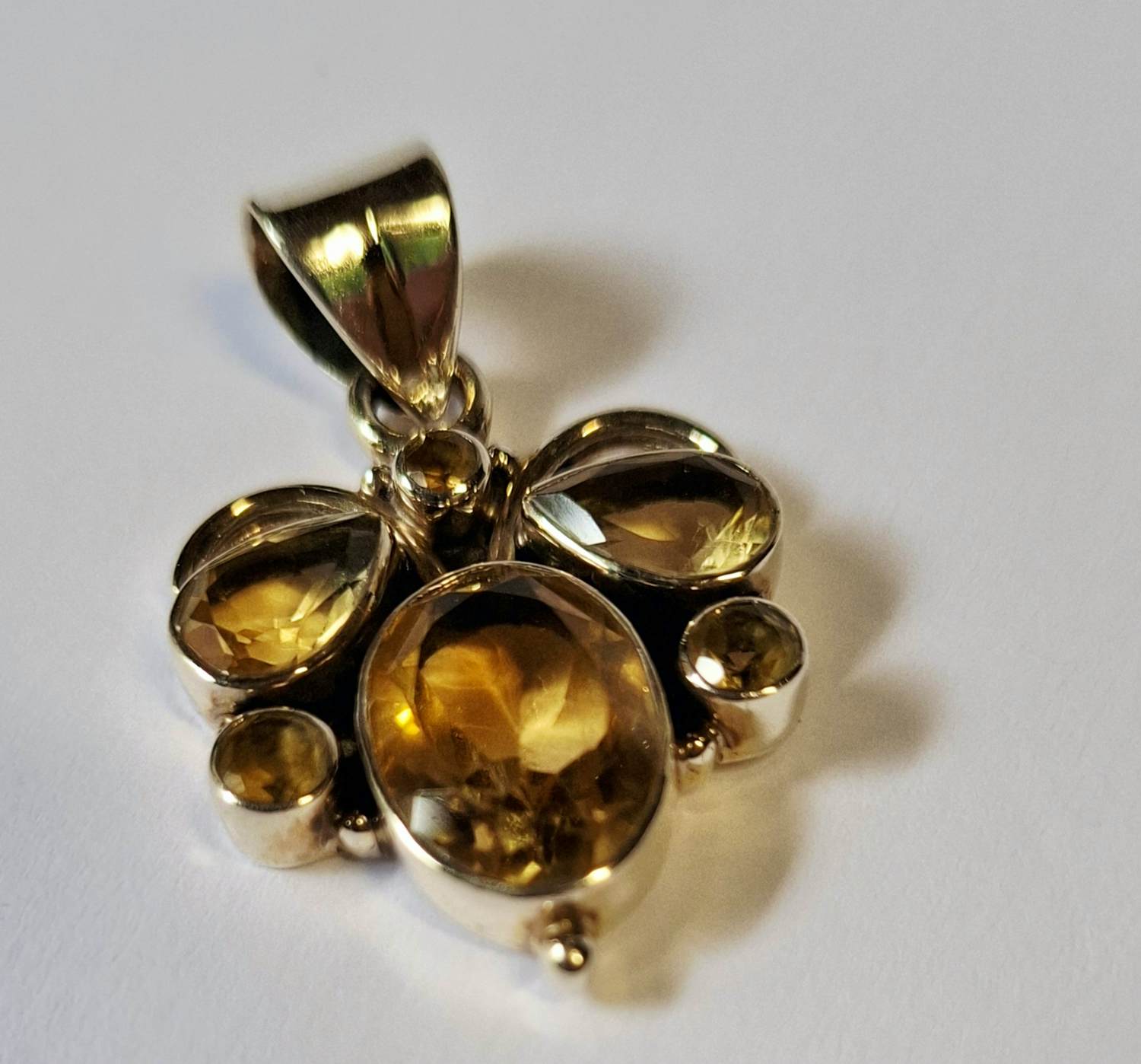 Nieuwe zilveren hanger met facet geslepen citrien: gele edelsteen, kopen? Bied vanaf 70!