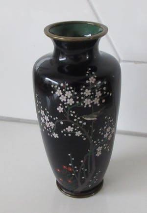 Niet of onleesbaar gesigneerd - Japans donkerblauw Cloisonne vaasje kopen? Bied vanaf 1!