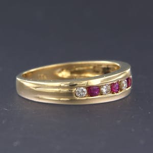 18K Goud - geelgouden ring bezet met diamant en robijn - ringmaat 16.5 (52) kopen? Bied vanaf 280!