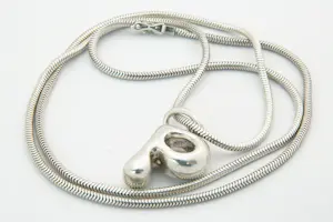56 - Sierlijk 1e gehalte koord / slangen collier - met massieve letterhanger (P) kopen? Bied vanaf 65!
