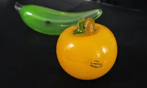 Adam Jablonski - Twee christallen objecten : Appel en banaan kopen? Bied vanaf 20!