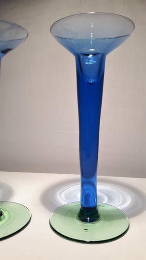 Niet of onleesbaar gesigneerd - Twee design glazen kaarsenhouders blauw met groene voet kopen? Bied vanaf 1!