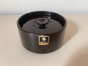 Niet of onleesbaar gesigneerd - Donkerbruine keramische deksel doos Pino Spagnolo voor Sicart Milano kopen? Bied vanaf 1!