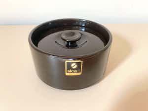 Niet of onleesbaar gesigneerd - Donkerbruine keramische deksel doos Pino Spagnolo voor Sicart Milano verkocht voor € 1!