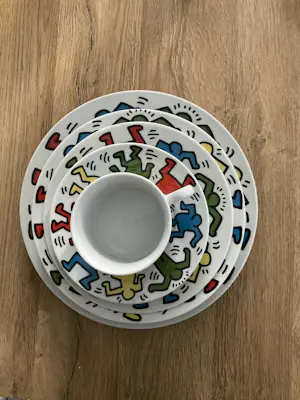Keith Haring - Servies: 3 verschillende maten borden, 1 koffiekop en schotel kopen? Bied vanaf 80!
