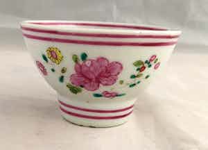 Niet of onleesbaar gesigneerd - Antieke laat 18e eeuwse Lowestoft porseleinen theekom Thomas Rose decor verkocht voor € 1!