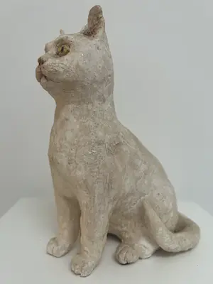 Tine Goudriaan-van Waning - Keramiek sculptuur | 'Zittende poes, gele ogen' kopen? Bied vanaf 1!