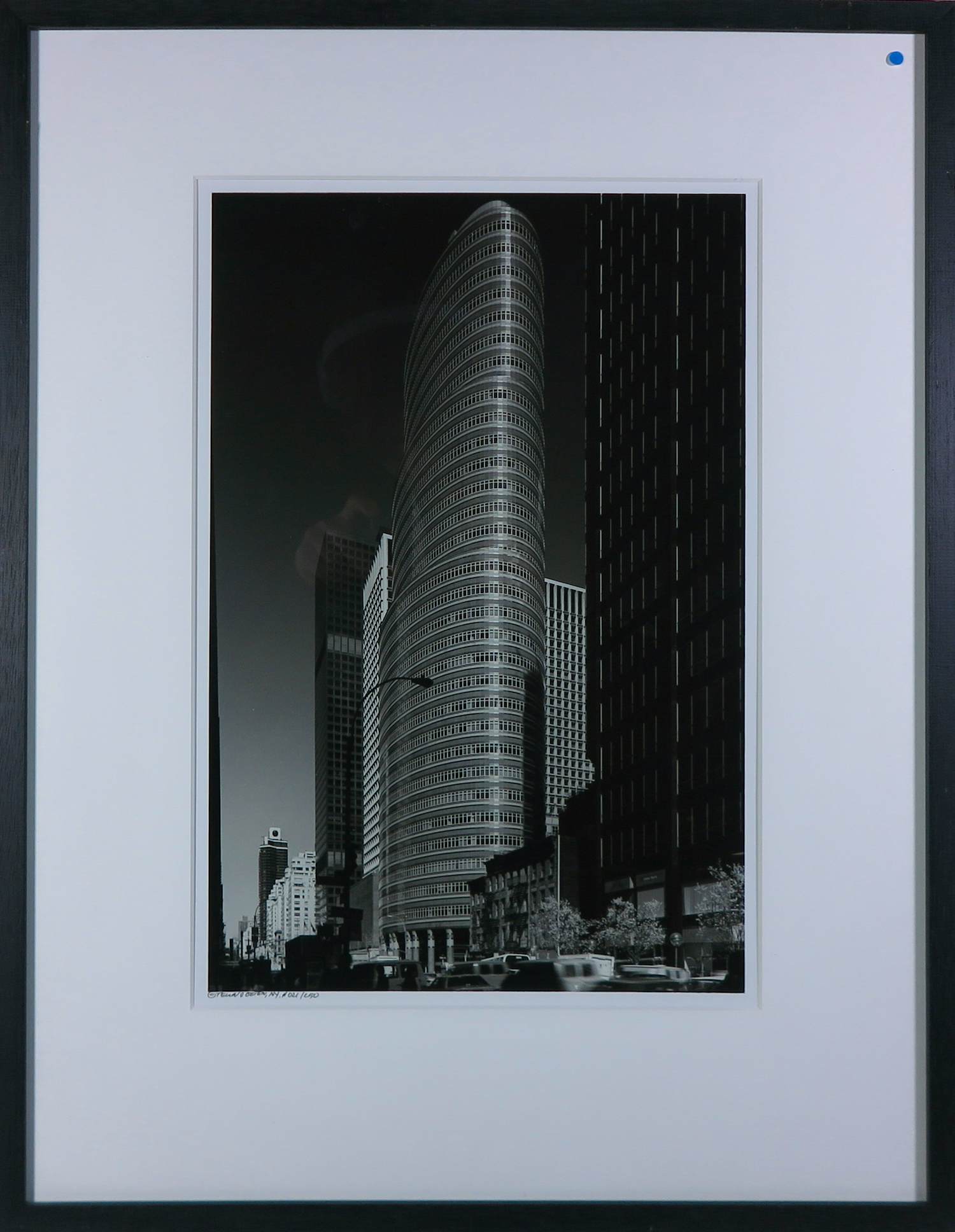 Teun Voeten - Fotografie, Lipstick Building - Ingelijst kaufen? Bieten Sie von 40!