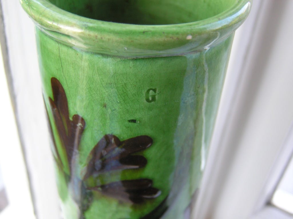 Niet of onleesbaar gesigneerd - Art Nouveau Gouda Glansplateel Cilindervaas met decoratie van distel kopen? Bied vanaf 1!