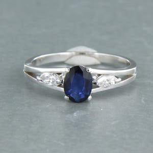 18k gouden ring bezet met saffier en markies geslepen diamant tot. 0.20ct kopen? Bied vanaf 420!