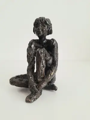 Astrid Veldhuyzen-Koppen - Zittend meisje kopen? Bied vanaf 99!